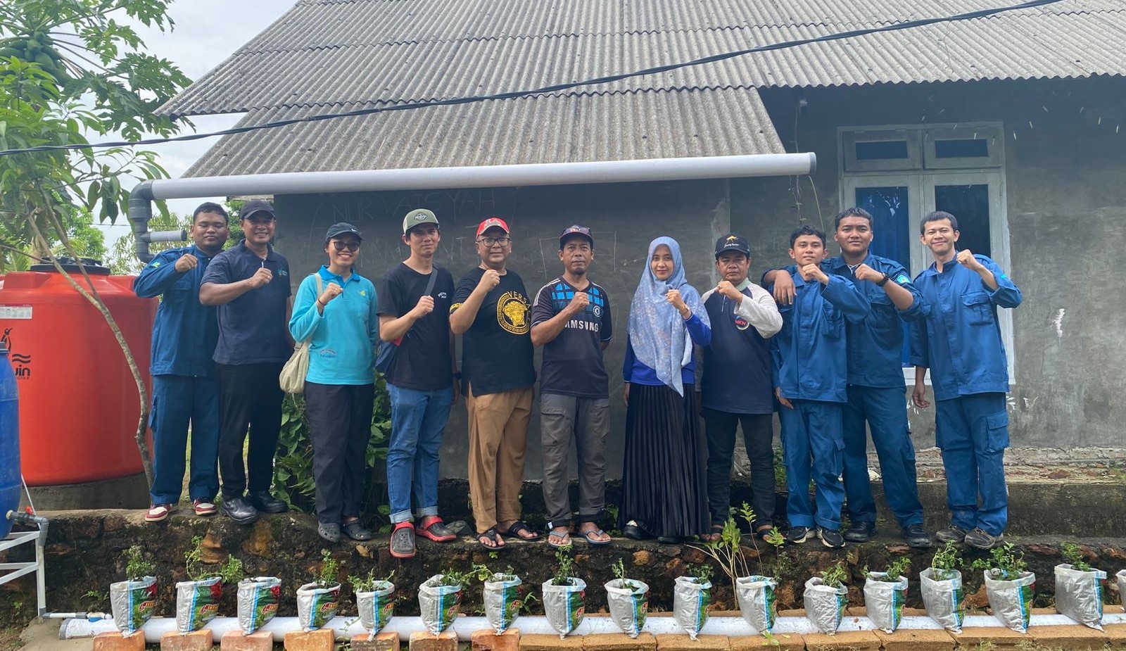 PENGABMAS DOSEN POLTEKKES HADIRKAN PANEN AIR HUJAN DAN HIDROPONIK DI KAMPUNG IKLIM TANJUNGPINANG